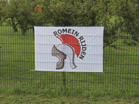 908217 Afbeelding van het reclamespandoek van Autorijschool 'Romein Rijden', op een hek bij het Castellum Hoge Woerd ...
